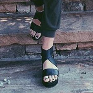 STEVE MADDEN BLACK SANDAL PLATFORMS WITH PUMP